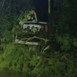 VÍDEO: Lancha com passageiros perde controle e invade laranjal no interior do Amazonas