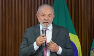 Presidente Lula durante sanção do Plano Nacional de Educação no Palácio do Planalto