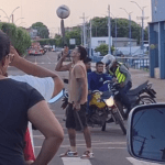 Motociclistas batem de frente ao se distraírem com malabarista em Tefé
