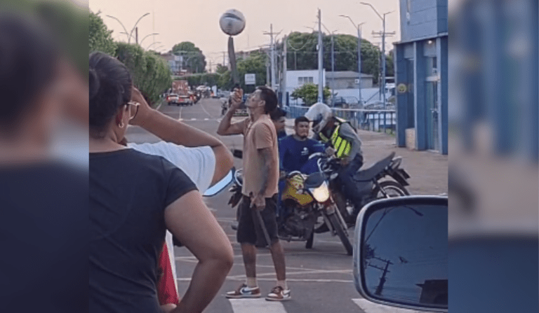 Motociclistas colidem após se distraírem com malabarista no AM