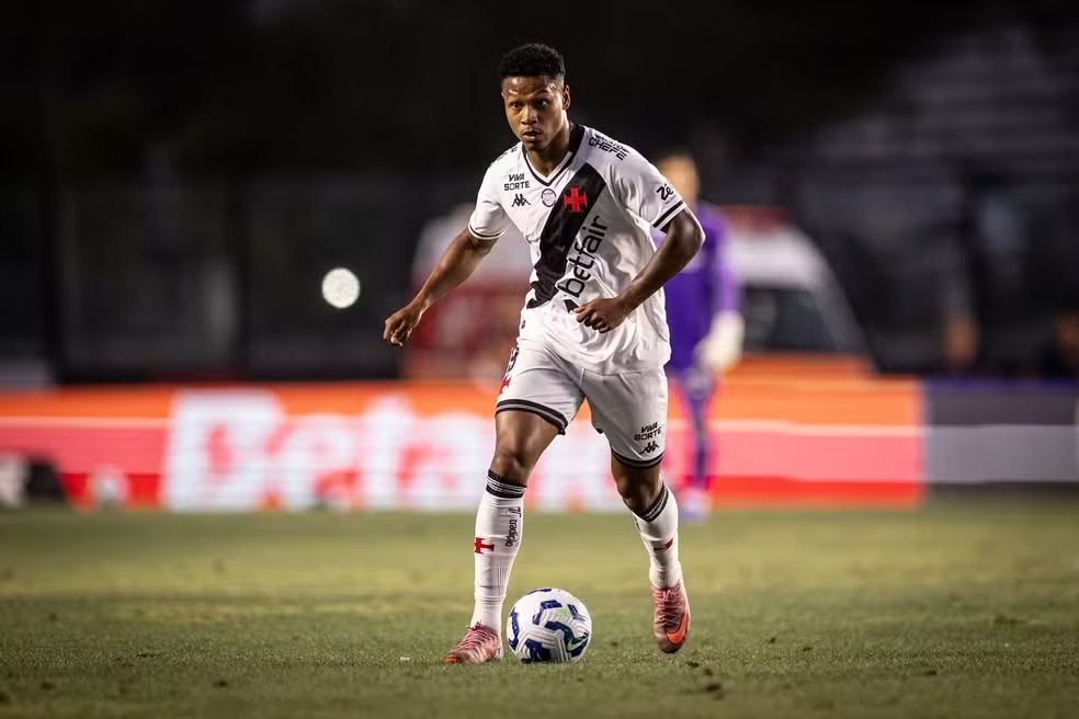 Matheus França em campo pelo Vasco durante partida oficial