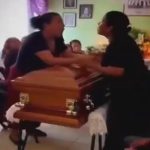 Mulheres descobrem que eram amantes do mesmo homem durante velório