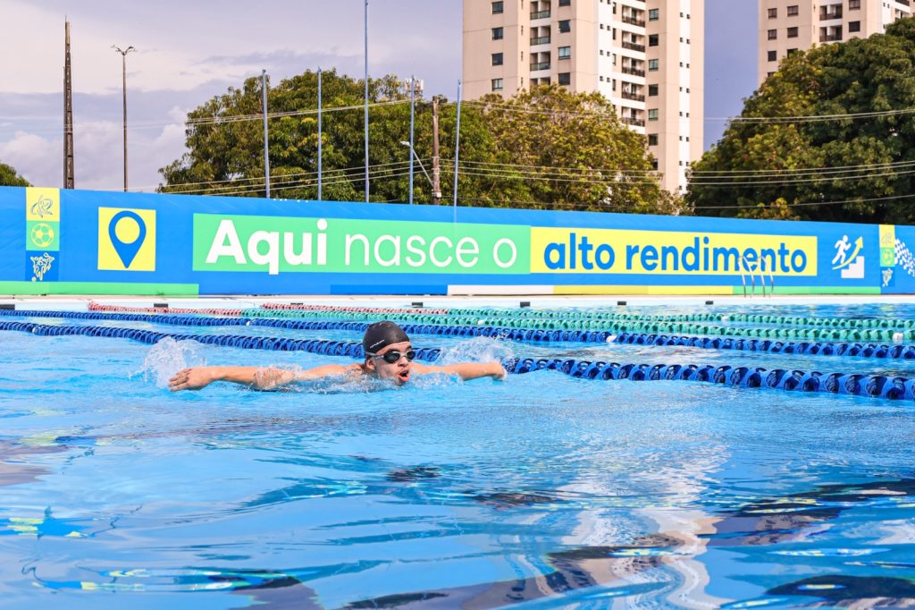 Crianças treinam natação na Vila Olímpica de Manaus pelo programa Pelci