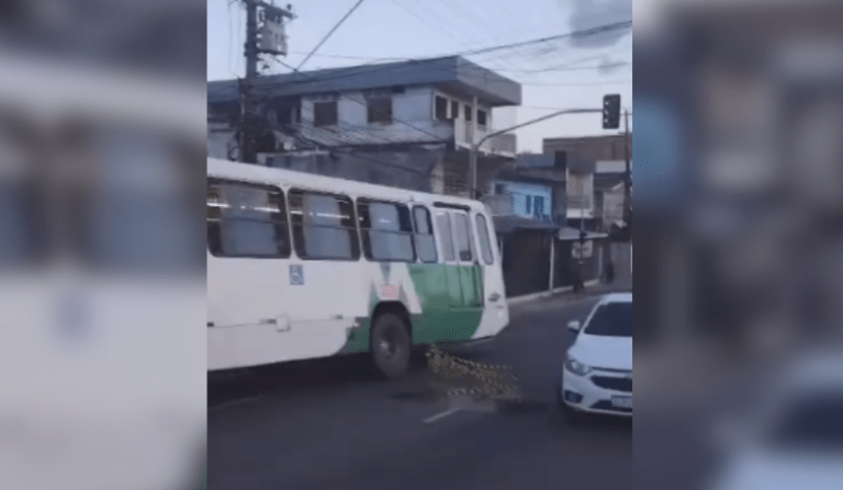 Ônibus é ‘engolido’ por cratera na Constantino Nery após asfalto ceder em Manaus