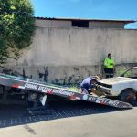 ‘Operação Sucata’ remove veículos abandonados de ruas em Manaus