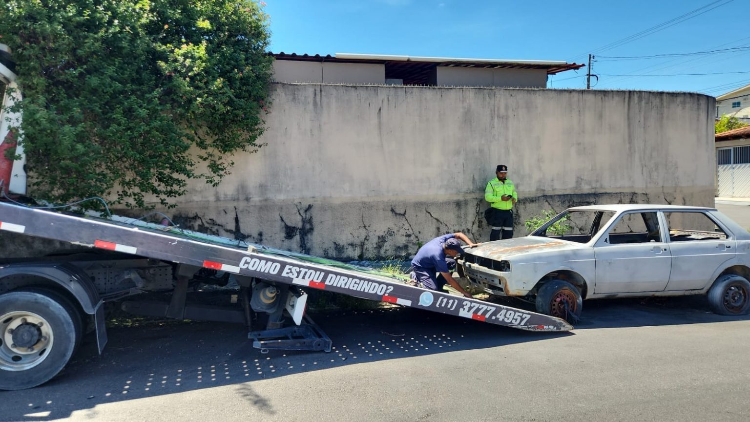‘Operação Sucata’ remove veículos abandonados de ruas em Manaus