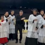 VÍDEO: Padre puxa ‘passinho do Jamal’ com coroinhas e viraliza nas redes sociais