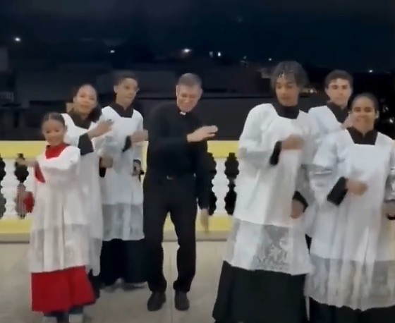Padre puxa 'passinho do Jamal' com coroinhas e viraliza nas redes sociais