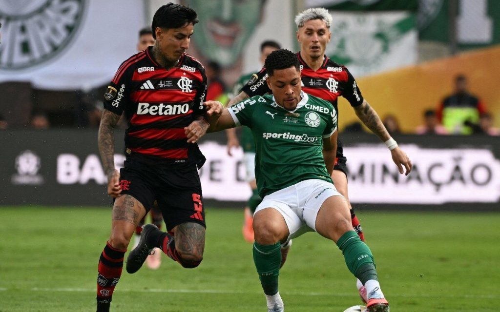 Jogadores de Flamengo e Palmeiras durante final da Libertadores