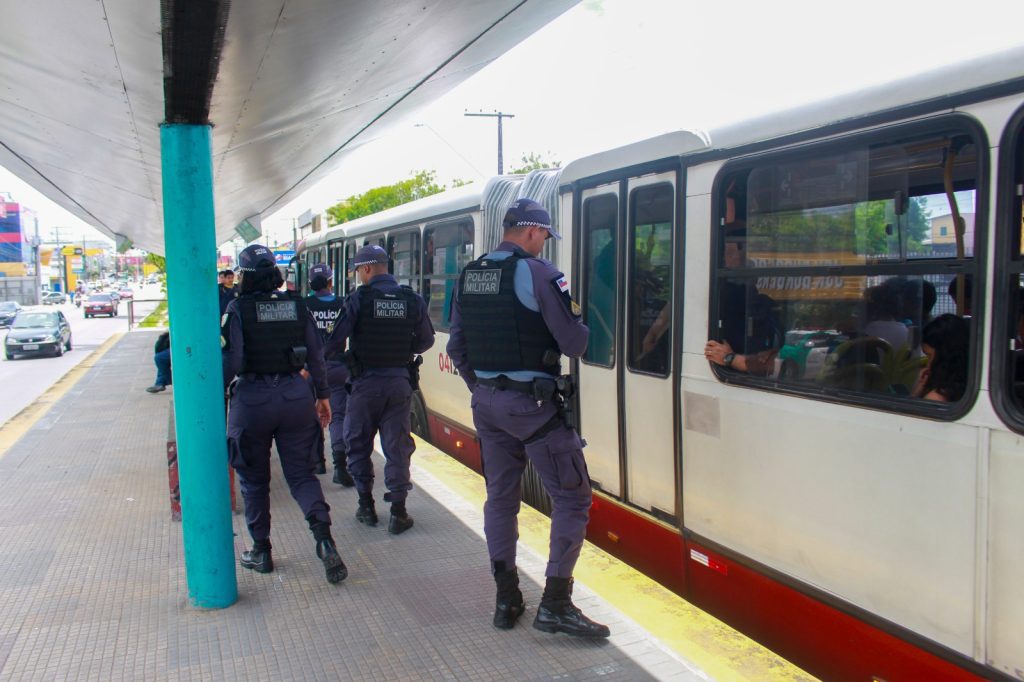 Policiais monitorando terminal de ônibus no Amazonas