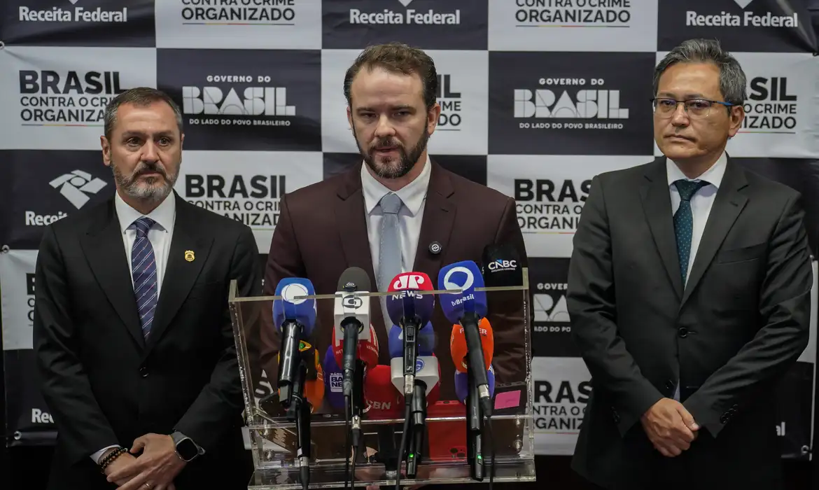 Brasil e EUA firmam acordo contra tráfico de armas e drogas