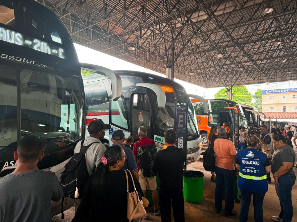 Movimento de passageiros em terminal rodoviário e porto de Manaus no feriado