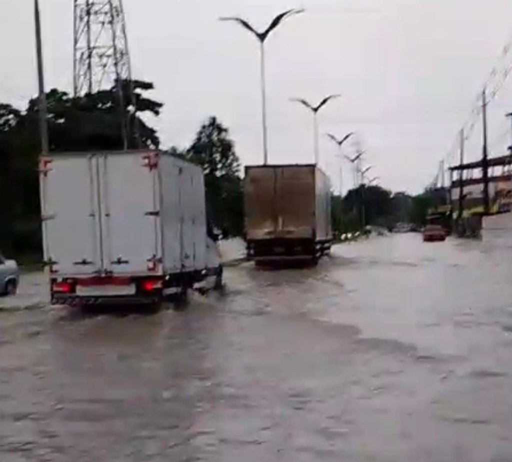 Rua alagada após fortes chuvas em Manaus