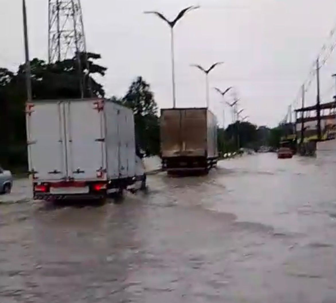 VÍDEO: Forte chuva em Manaus causa 12 ocorrências nesta sexta-feira (17)