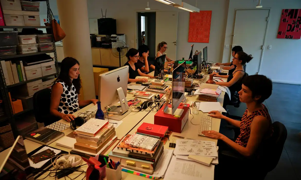 Mulheres ganham 21,3% menos que homens, aponta relatório