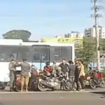 VÍDEO: Moto fica presa debaixo de carro em acidente na Torquato Tapajós em Manaus