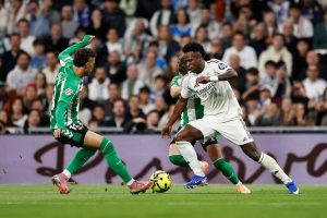 Vini em atuação pelo Real Madrid em jogo contra o Betis