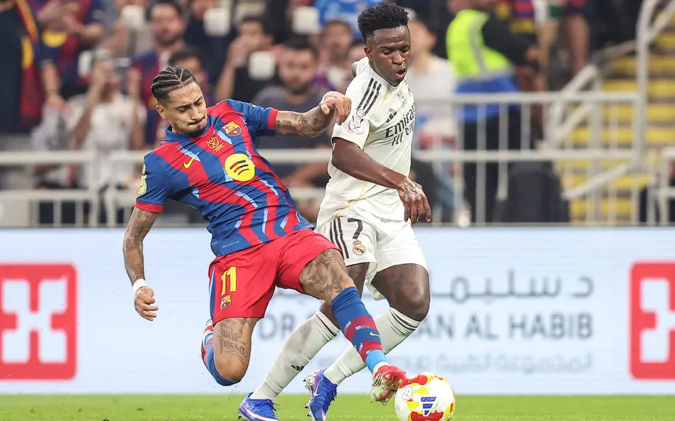 Vinicius Júnior e Raphinha durante o clássico espanhol entre Barcelona x Real Madrid