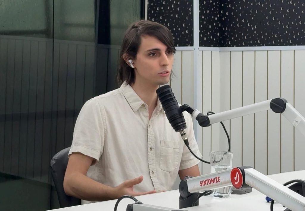 Deputado Amom Mandel durante entrevista sobre PEC do fim do cargo de vereador