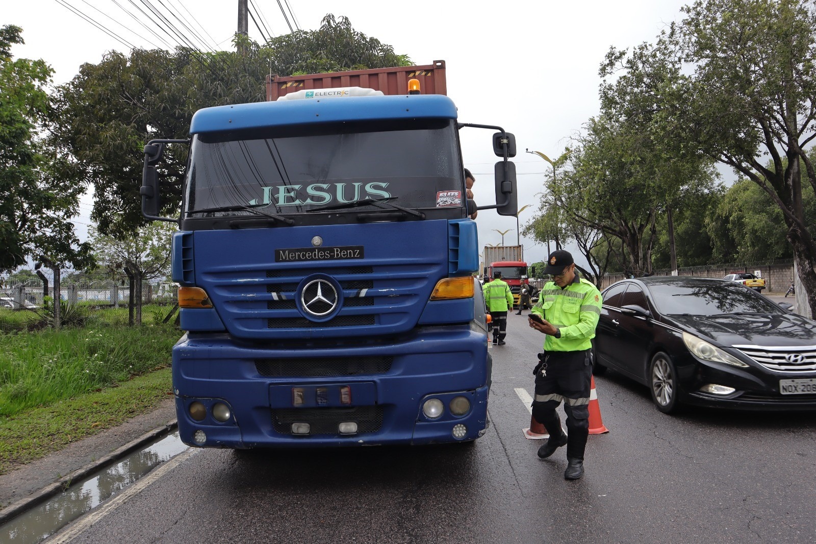 Prefeitura reforça fiscalização de caminhões em Manaus