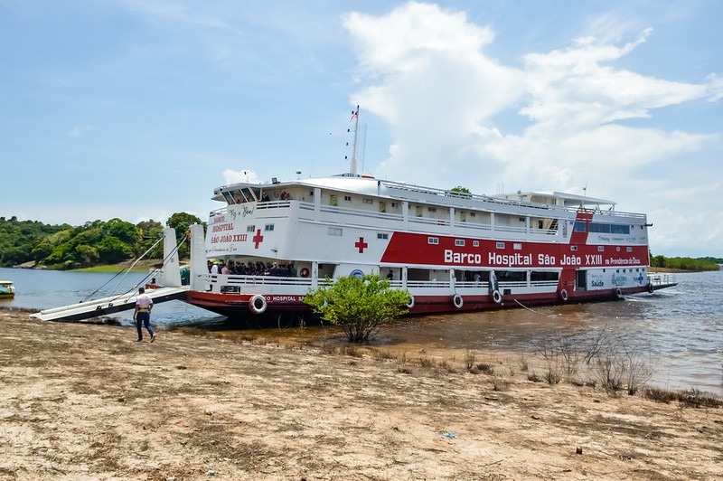 Barco Hospital São João XXIII realizando atendimentos no interior do Amazonas