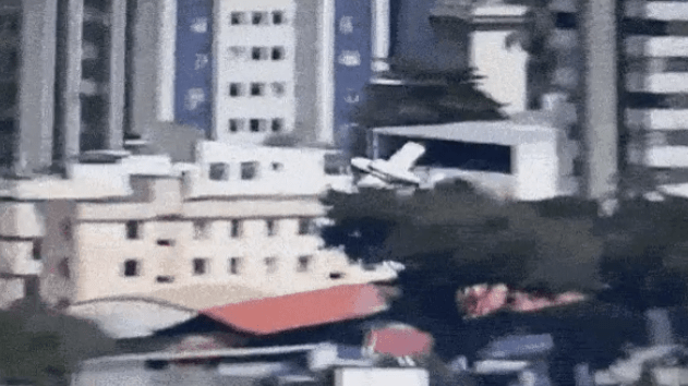 Vídeo mostra momento em que avião bate em prédio e cai em Belo Horizonte