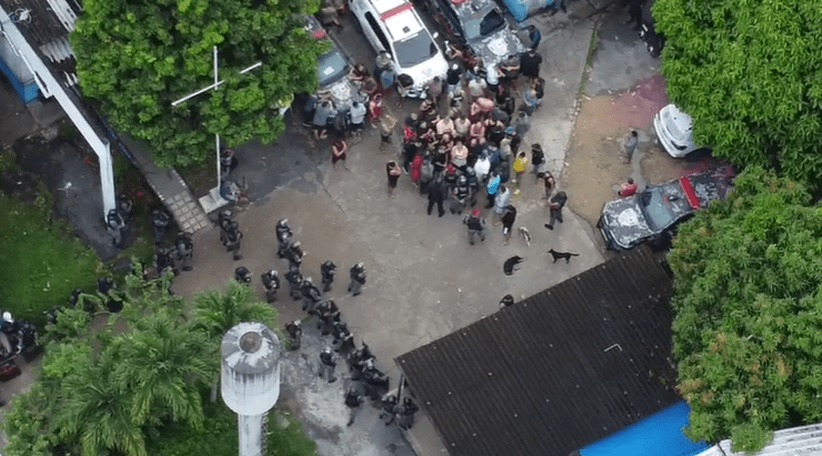 Vídeo mostra tumulto durante transferência de PMs presos em Manaus