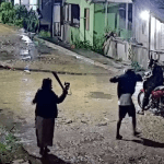 VÍDEO: Mulher reage a assalto e bate em criminoso com sombrinha no Amazonas
