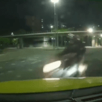 VÍDEO: Estudante de jornalismo morre após moto de aplicativo bater em táxi