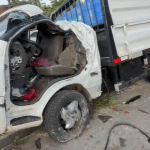 VÍDEO: Motorista de caminhonete fica preso às ferragens após bater em poste em Manaus