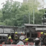 Trem bate em ônibus, causa explosão e deixa 8 mortos e 25 feridos na Tailândia