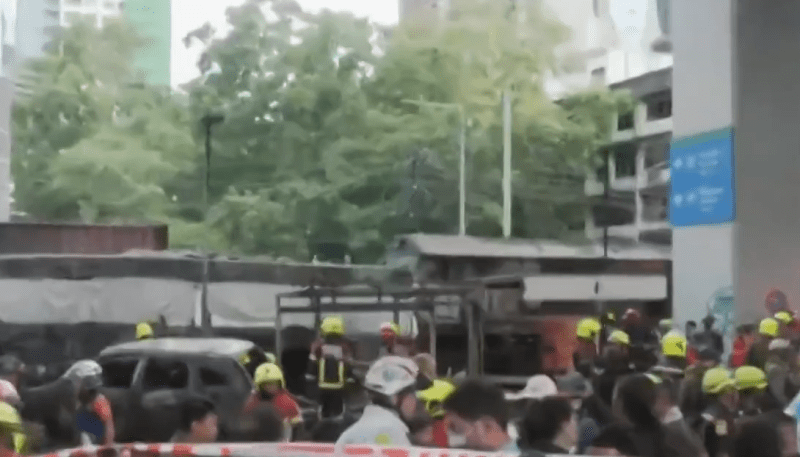 Trem bate em ônibus, causa explosão e deixa 8 mortos e 25 feridos na Tailândia