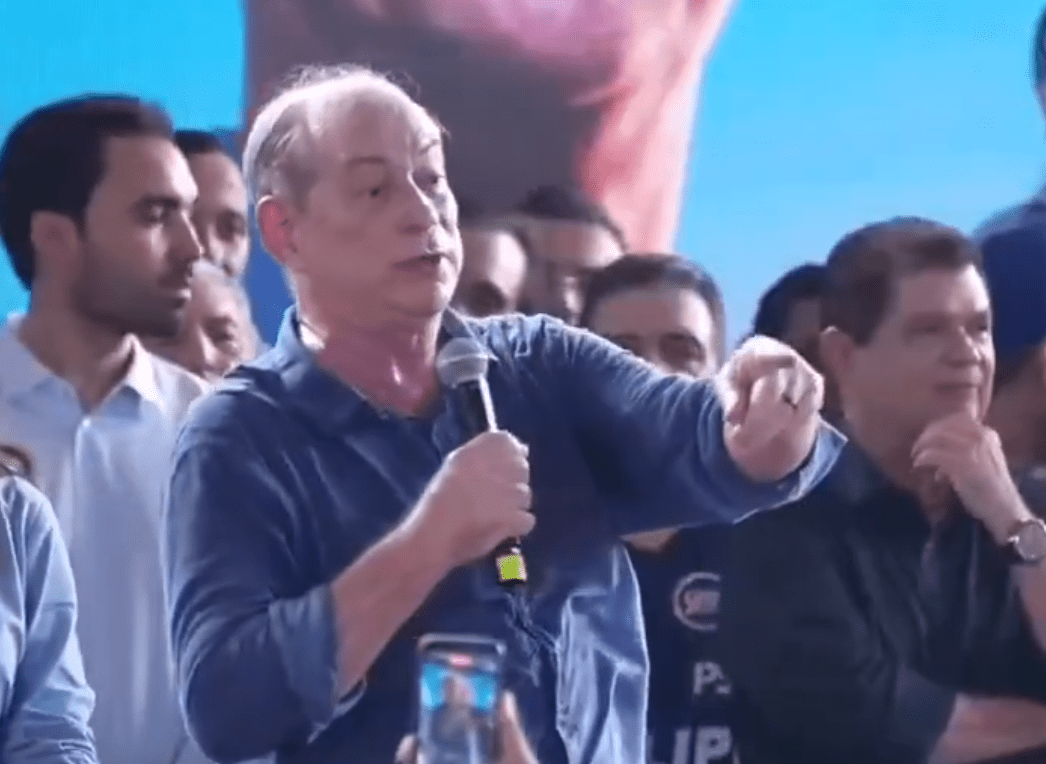 VÍDEO: Ciro pede desculpas após confundir gesto de apoiador com símbolo do Comando Vermelho