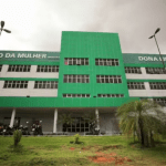 Médico plantonista é afastado após jovem dá à luz em banheiro de maternidade em Manaus