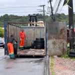 Equipes da Semulsp recolhem pneus descartados irregularmente em área urbana de Manaus