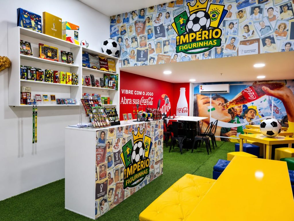 Colecionadores trocando figurinhas da Copa 2026 no Manaus Plaza Shopping