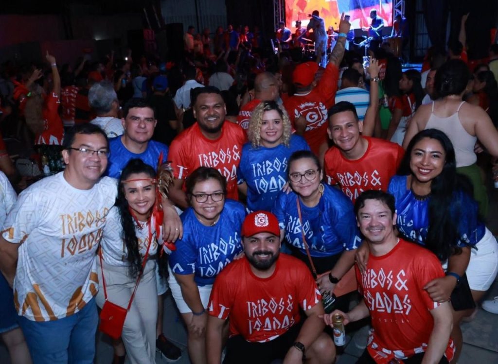 Apresentação de toadas no Largo de São Sebastião durante evento cultural em Manaus