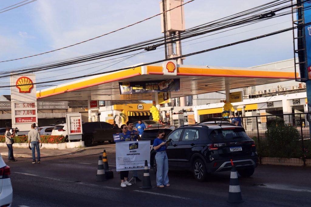 Motoristas abastecendo carros durante ação do Dia Livre de Impostos em Manaus