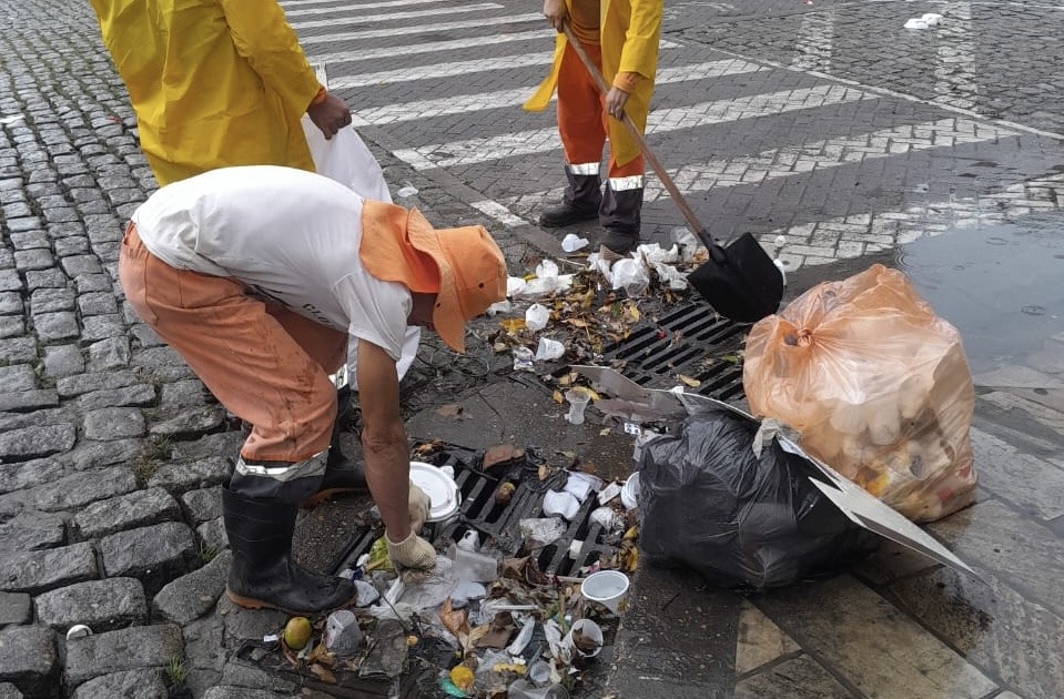 Equipe da Seminf removendo lixo descartado de forma irregular no Centro