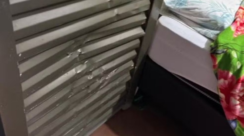 Filho chegou a quebrar porta para continuar agredindo a mãe