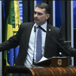 Flávio Bolsonaro articula ida aos EUA para encontro com Trump