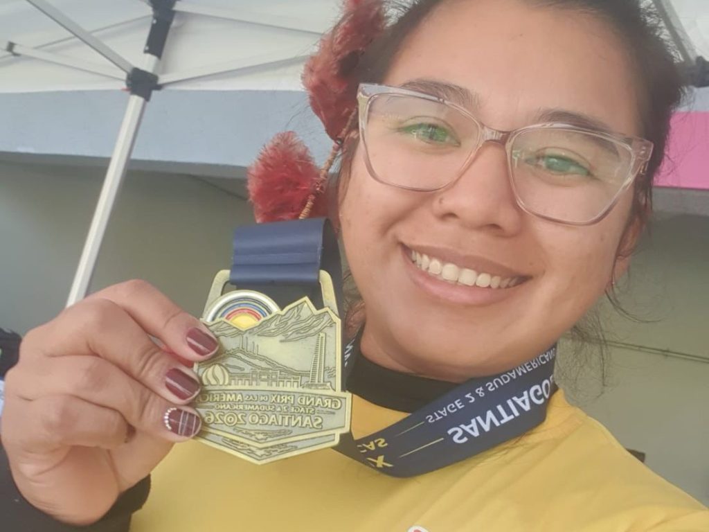 Graziela segurando medalha.