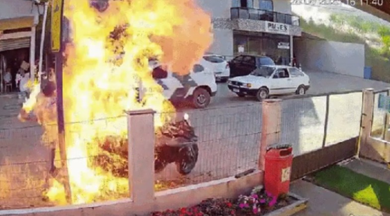 Homem ateia fogo na própria moto durante fiscalização de trânsito em Domingos Martins