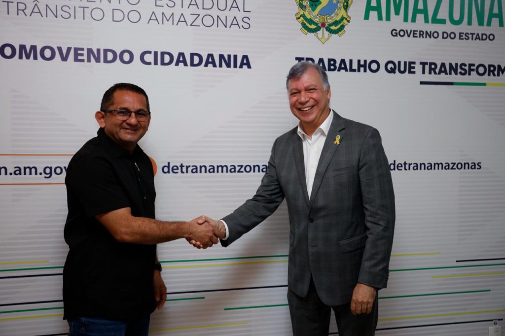 Representantes da Honda e do Detran-AM durante renovação de parceria em Manaus