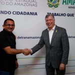 Representantes da Honda e do Detran-AM durante renovação de parceria em Manaus
