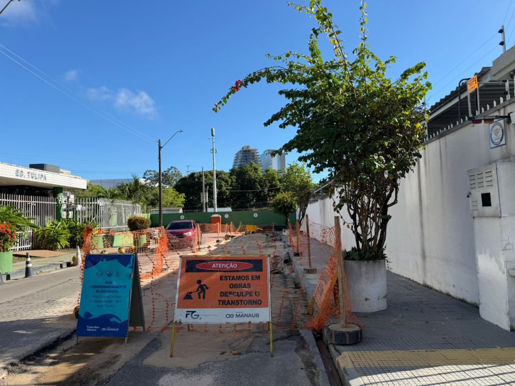 Obra de implantação de rede de esgoto paralisada em rua do bairro Nossa Senhora das Graças em Manaus