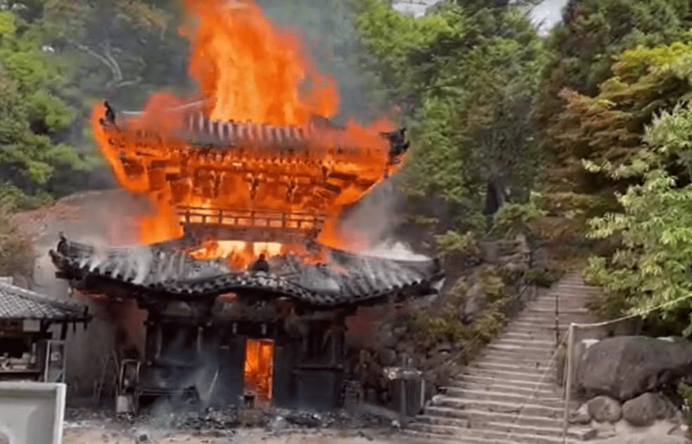 Incêndio destrói salão de templo que abrigava chama eterna no Japão