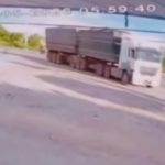Motociclista sai ileso após ser ‘engolido’ por carreta; veja vídeo impressionante