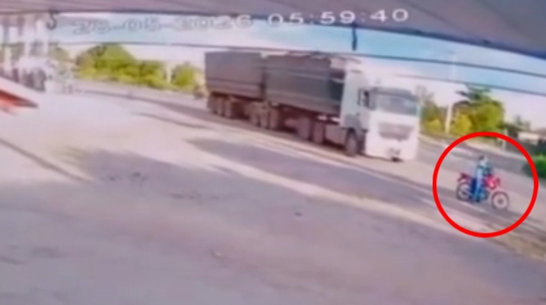 Momento em que motociclista é atropelado por carreta em Luís Correia
