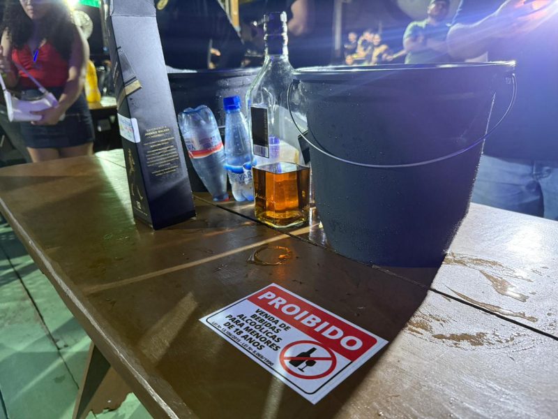 Fiscalização em flutuante flagra adolescentes ingerindo bebida alcoólica em Manaus